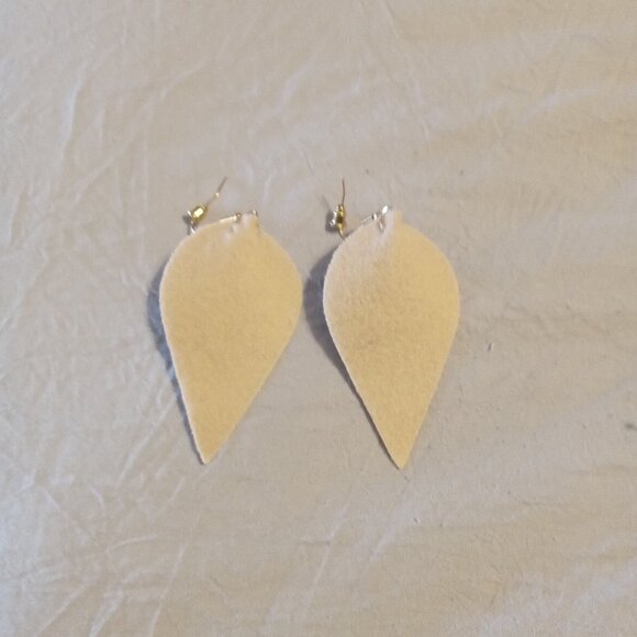 EVERYDAY WINTER WHITE EARRINGSirm price... - Picture 1 of 4